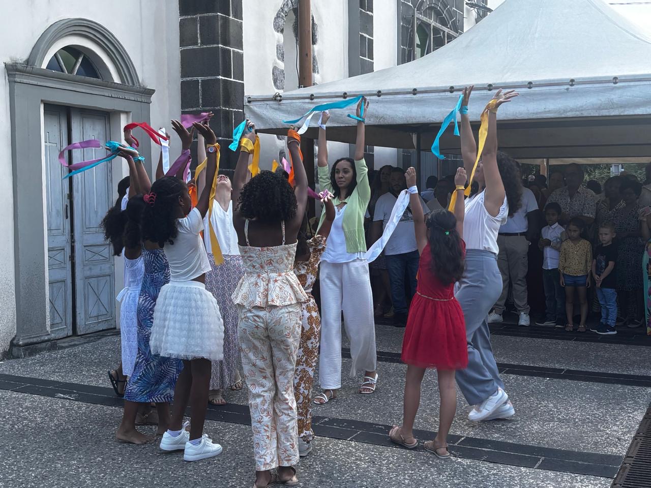 Danse avec des rubans devant une église