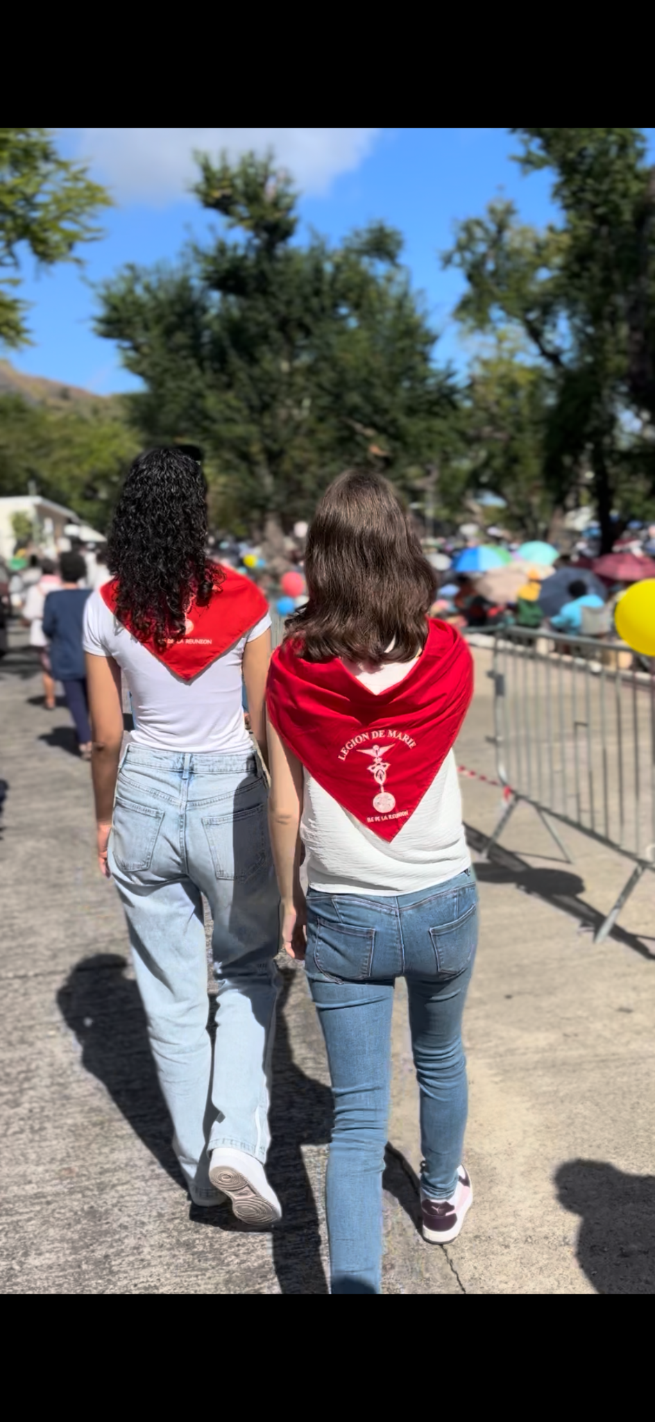 Jeunes marchant ensemble avec le foulard rouge de la Légion de Marie