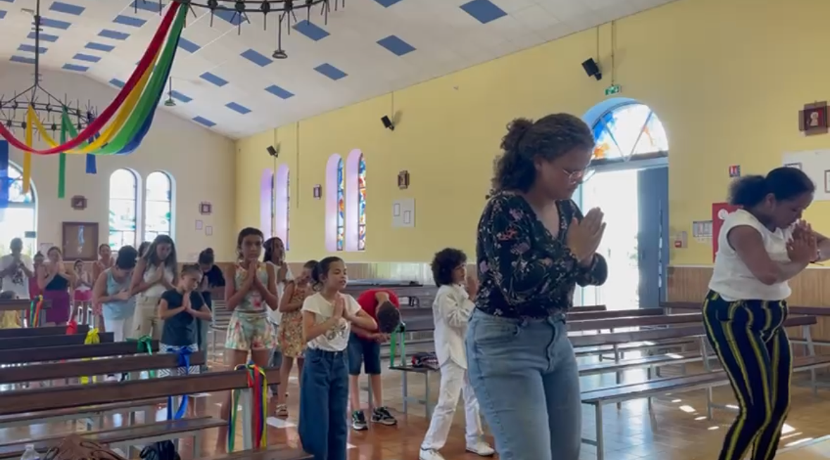 Temps de prière partagé dans une église