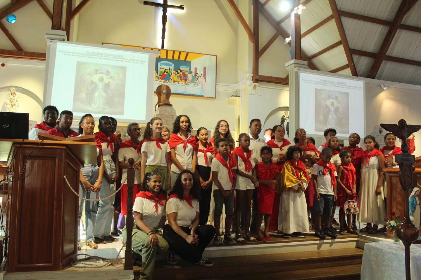 Groupe des Jeunes Légionnaires réuni dans une église
