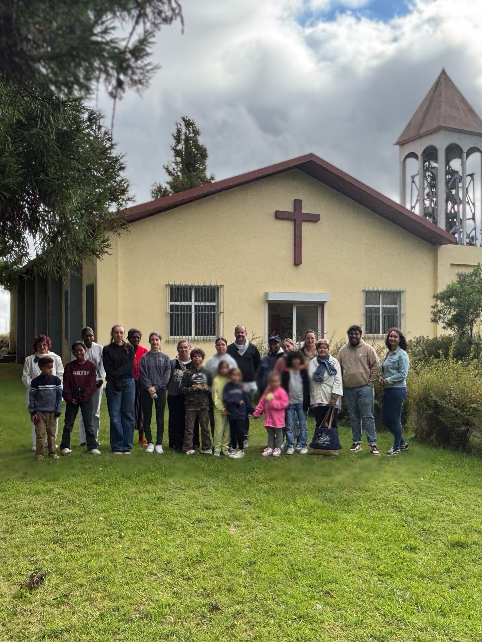 Groupe des Jeunes Légionnaires réuni devant une église